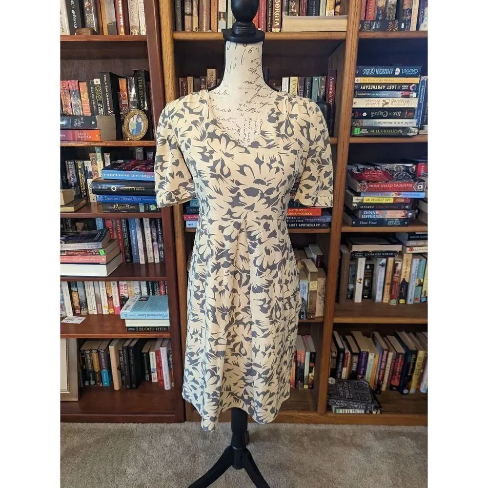 Tocca cream and gey v neck pleated front floral dress sz 2 euc